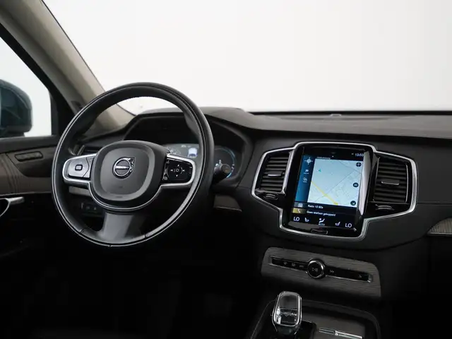 Volvo XC90 view 6