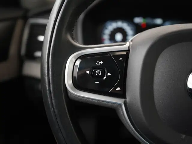 Volvo XC90 view 8