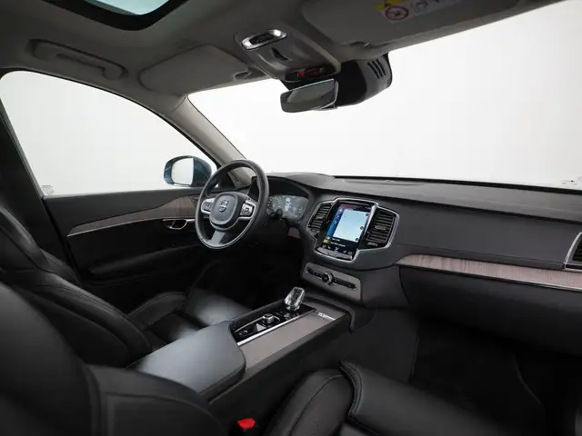Volvo XC90 view 2