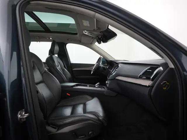 Volvo XC90 view 3