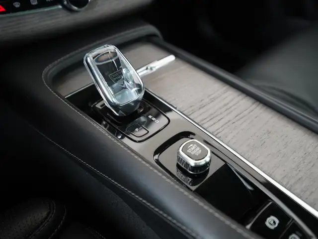 Volvo XC90 view 11