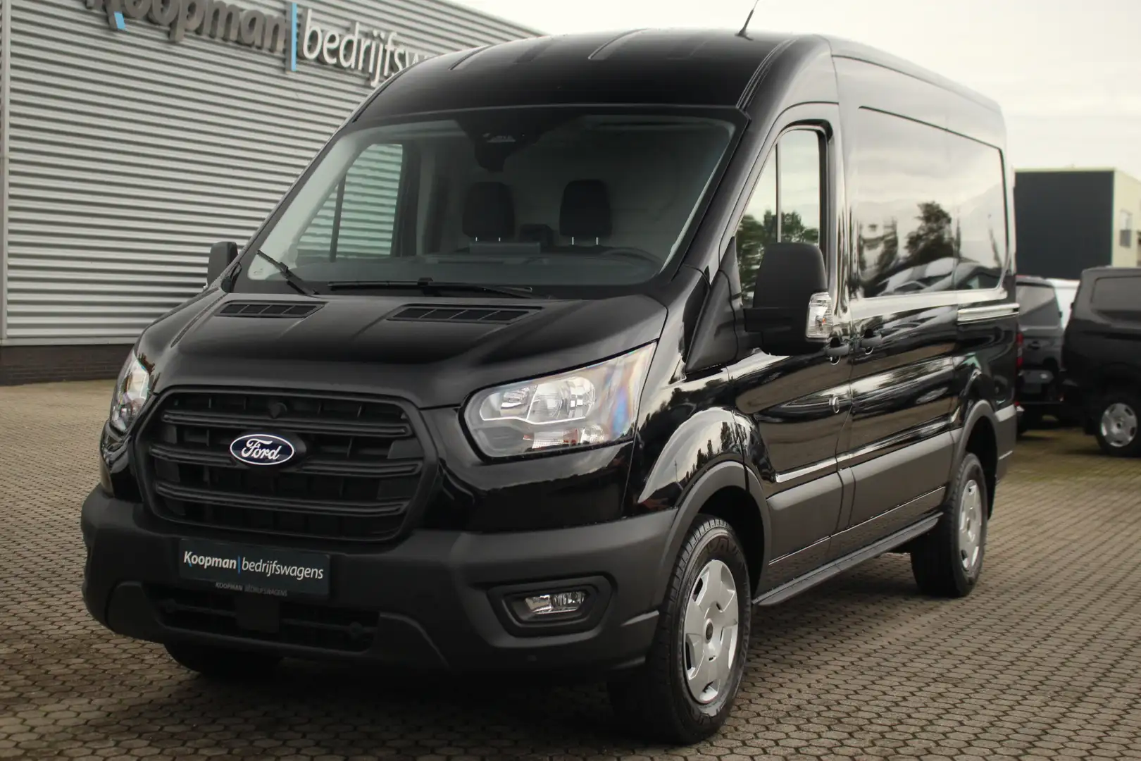 Ford Transit 350 2.0TDCI 165pk L2H2 Trend | Automaat | 2800kg t Zwart - 2