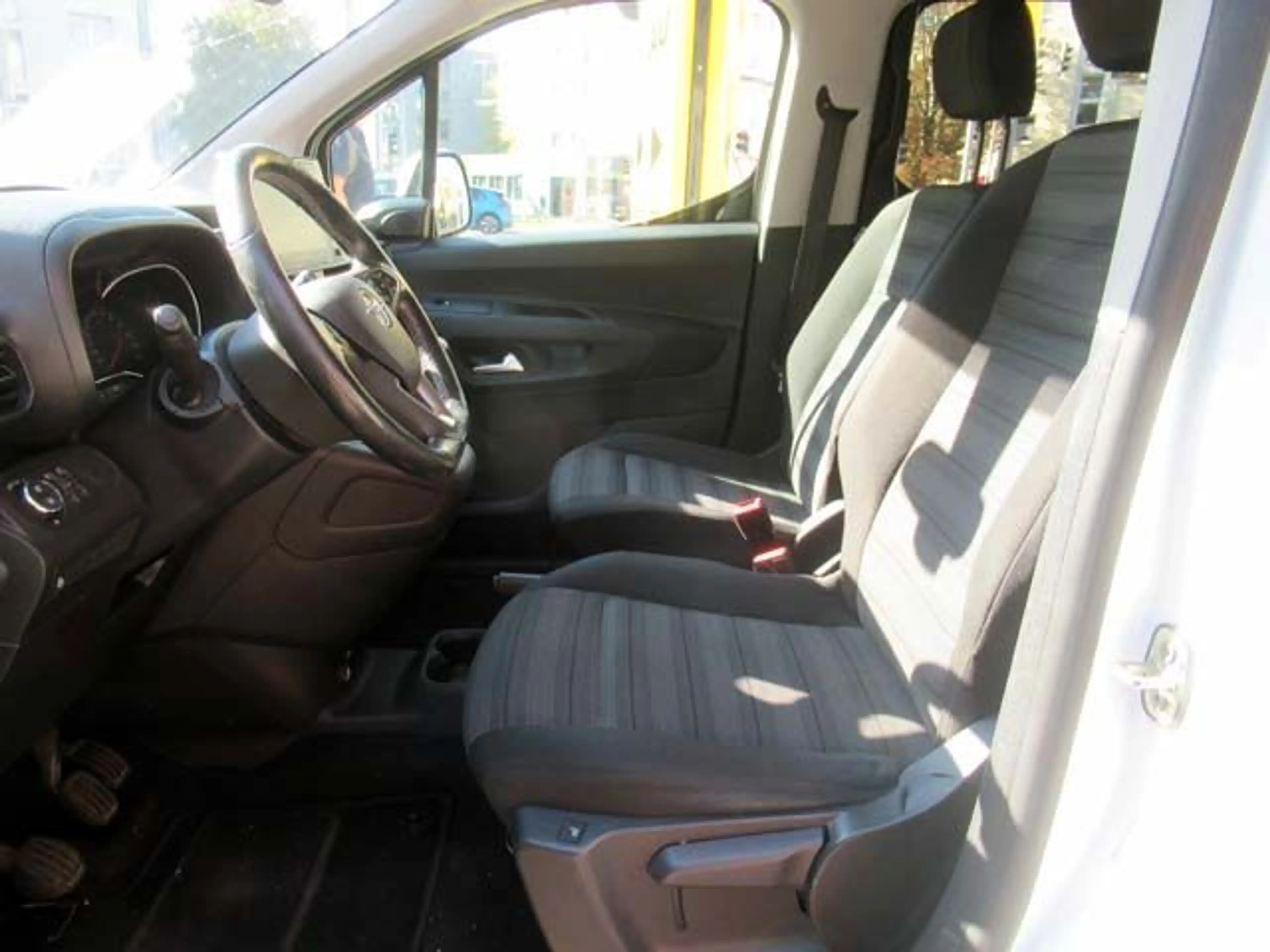 Opel Combo Life Edition 1.5D Navi/AHK/SHZ/RFK/PDC — photo 4