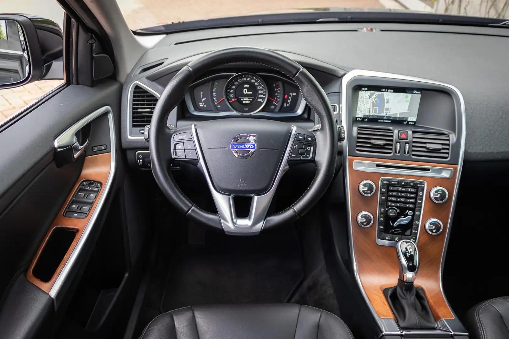 Volvo XC60 T5 Aut.8 Summum | Schuif/kanteldak | Leer | Elektr Zwart - 2