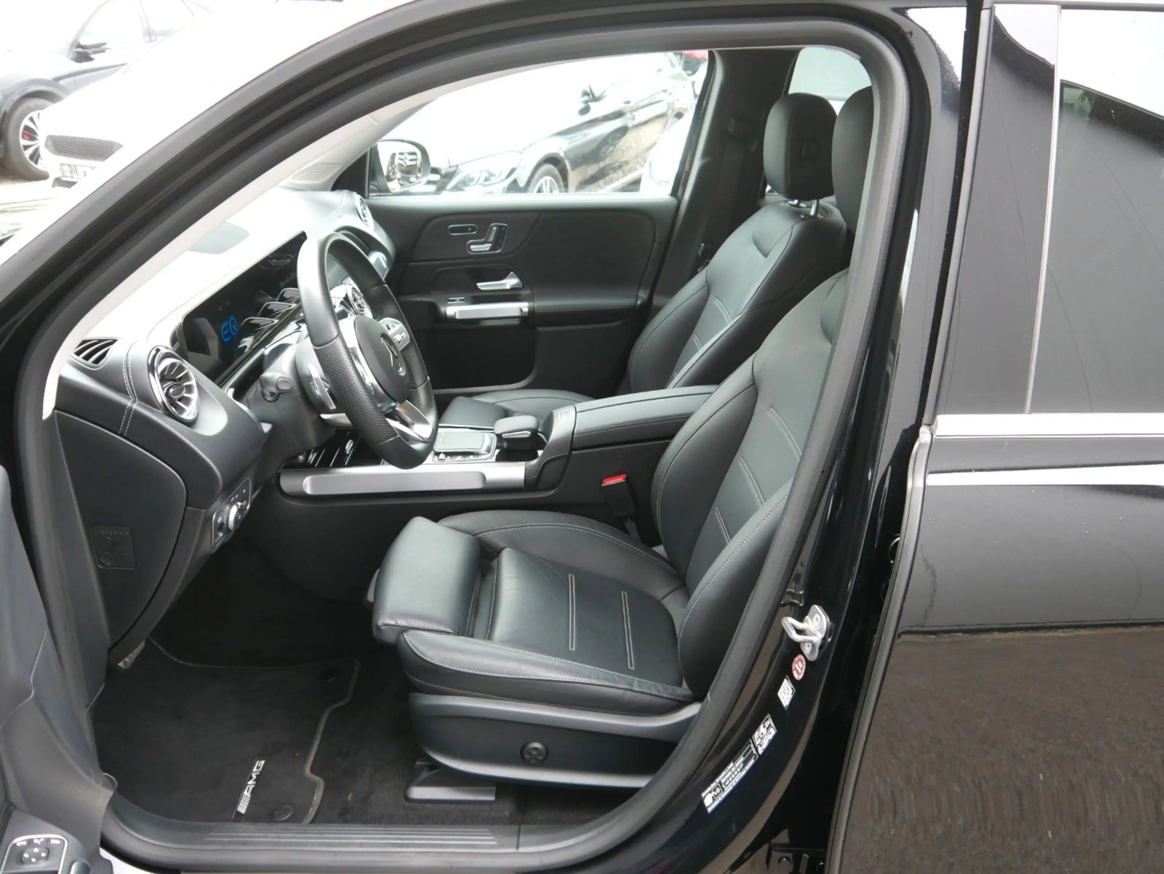 Mercedes-Benz EQB 350 4Matic AMG-Line DISTR/KEYLESS/360°/LEDER — photo 7