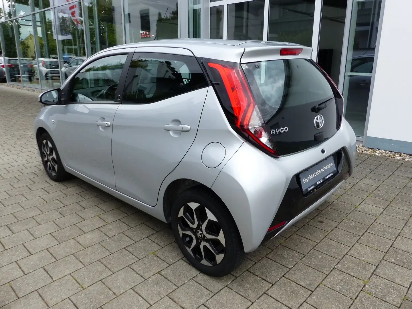 Toyota Aygo 1.0 x-play Team D Klima CarPlay Alu 1. Hand Zilver - 2
