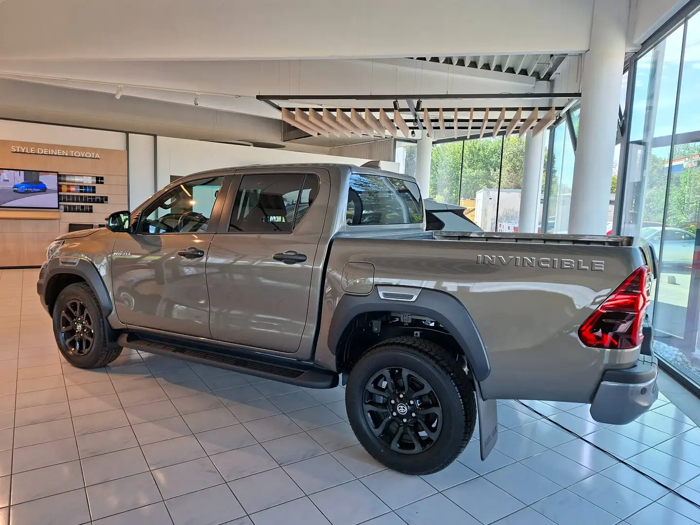 Toyota Hilux Hilux DK Invincible 4WD 2,8 D-4D Aut. Invincible Bronze - 2