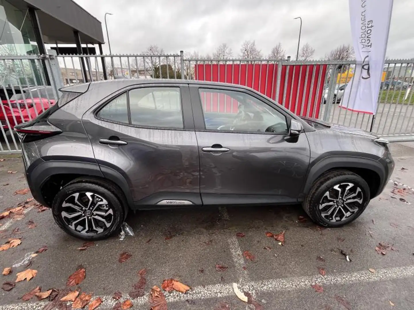 Toyota Yaris Cross 1.5 Hybrid Elegant CVT 5d 68kW Gris - 2