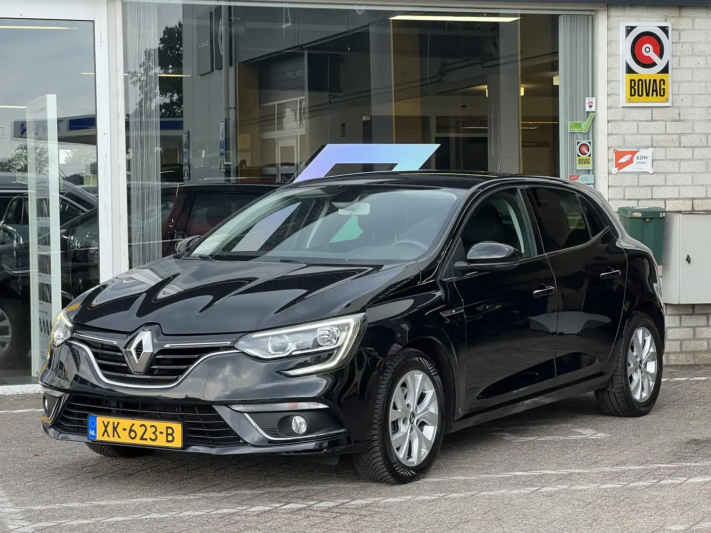 Renault Megane 1.3 TCe Limited | NAP | Navigatie | All-Season | K Zwart - 2
