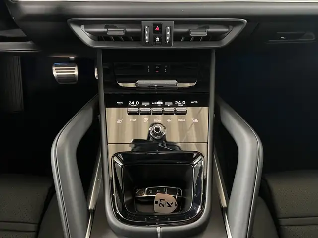 Porsche Cayenne view 8