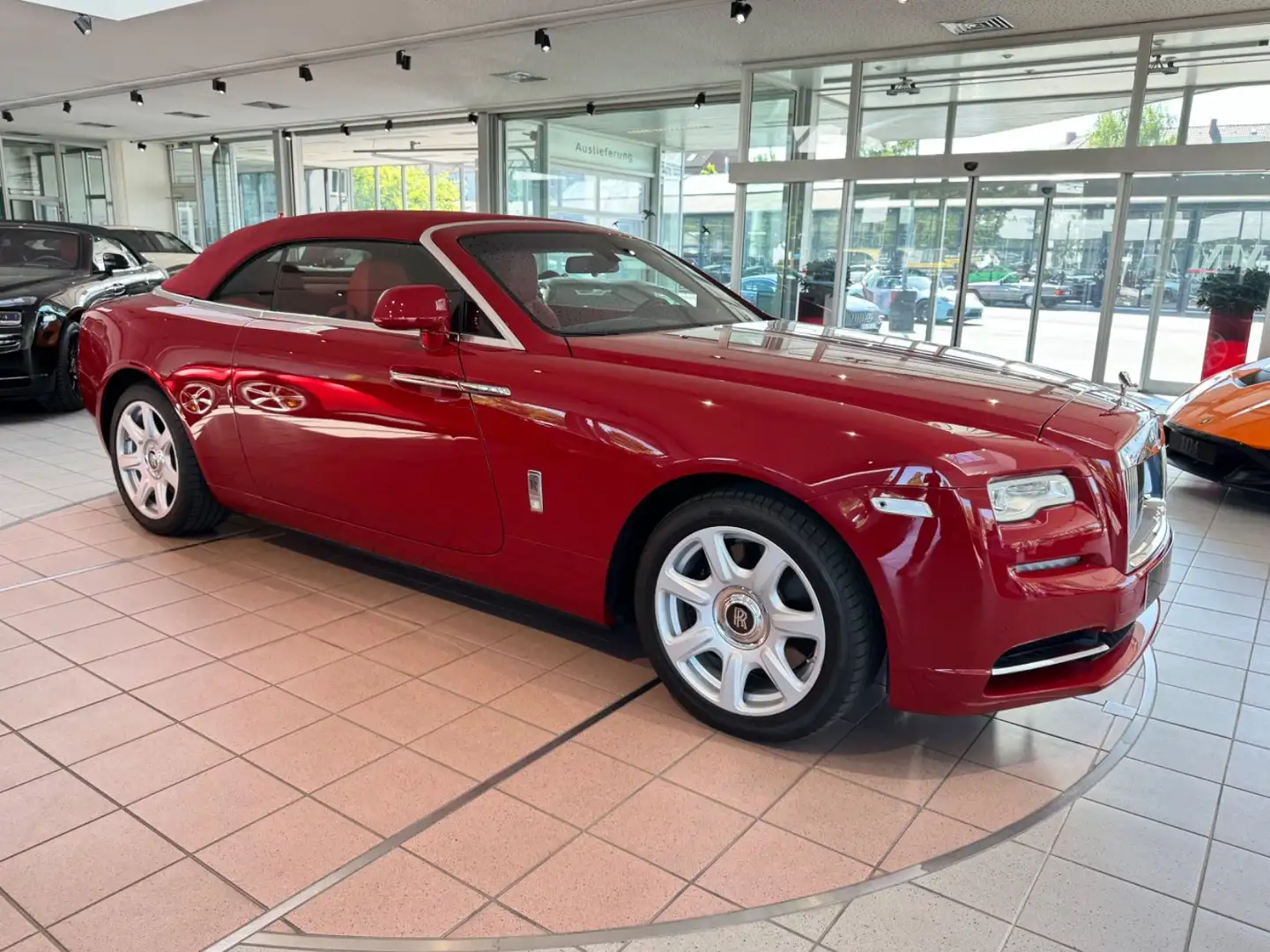 Rolls-Royce Dawn Красный - 2
