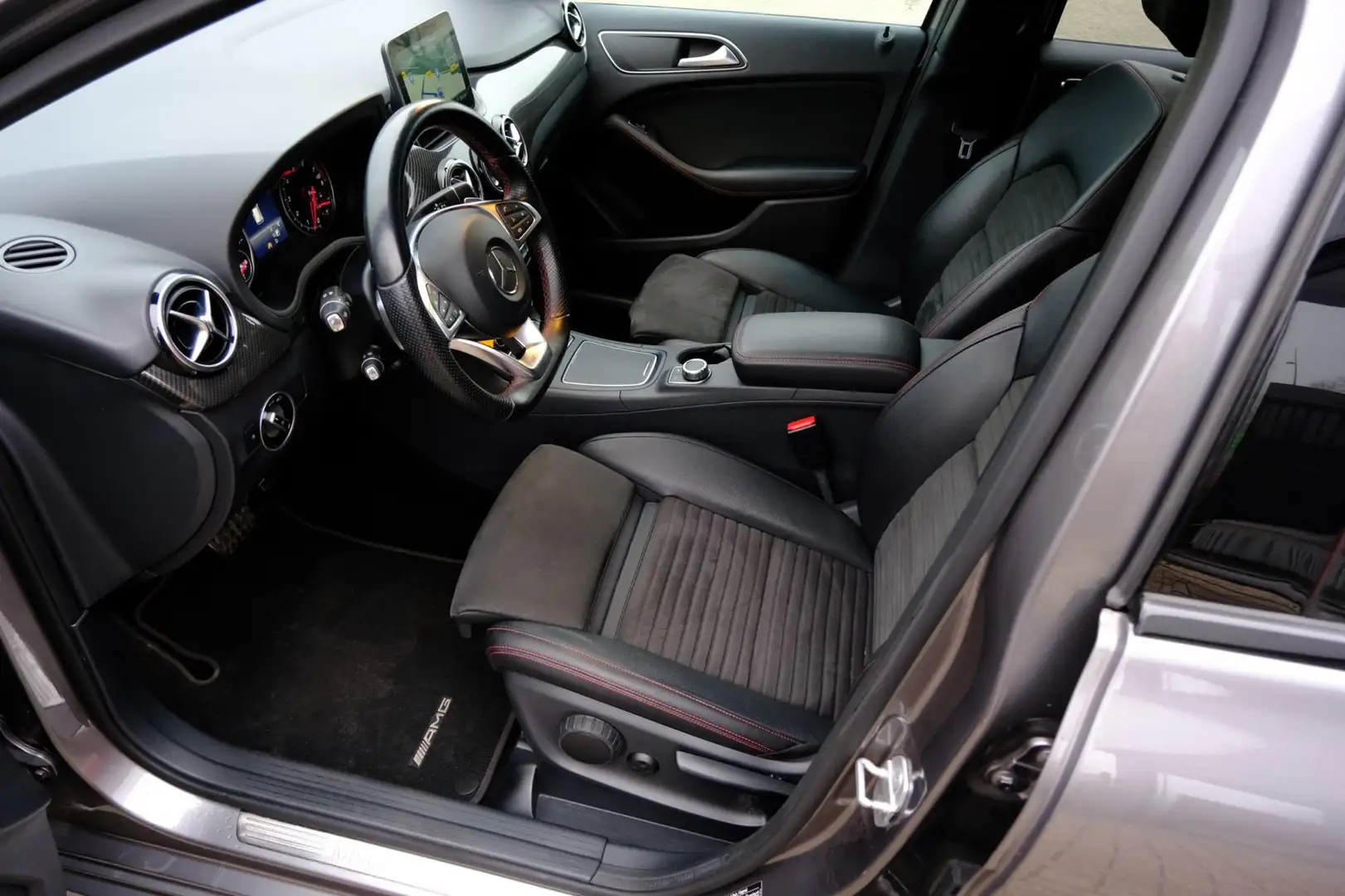 Mercedes-Benz B 180 Ambition Aut Pano|Navi|LED|LMV|Leder-Alcantara Gris - 2