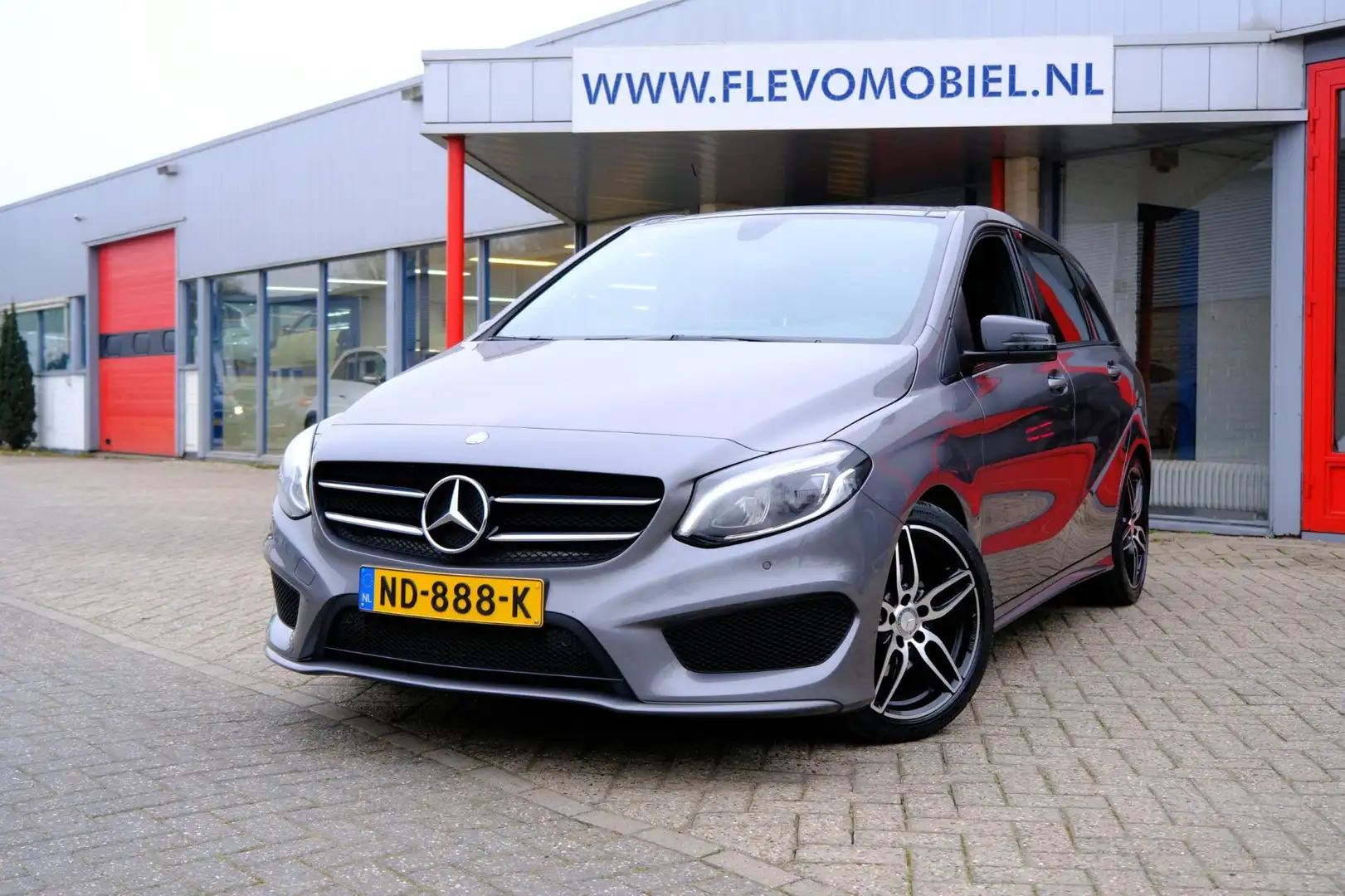 Mercedes-Benz B 180 Ambition Aut Pano|Navi|LED|LMV|Leder-Alcantara Gris - 1