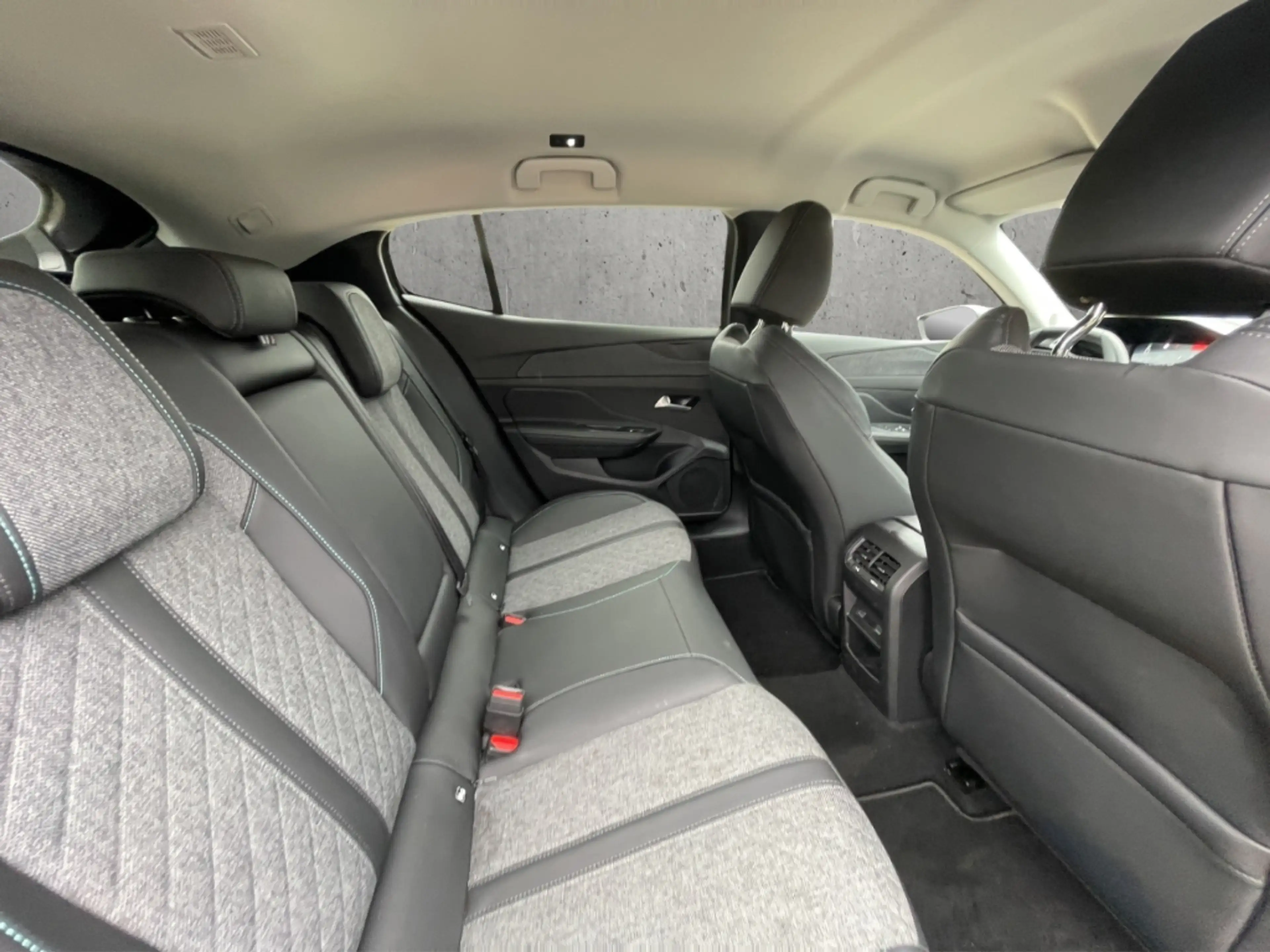 Peugeot 408 Allure PT 130 EAT8 Kamera LED ACC CarPlay — photo 14
