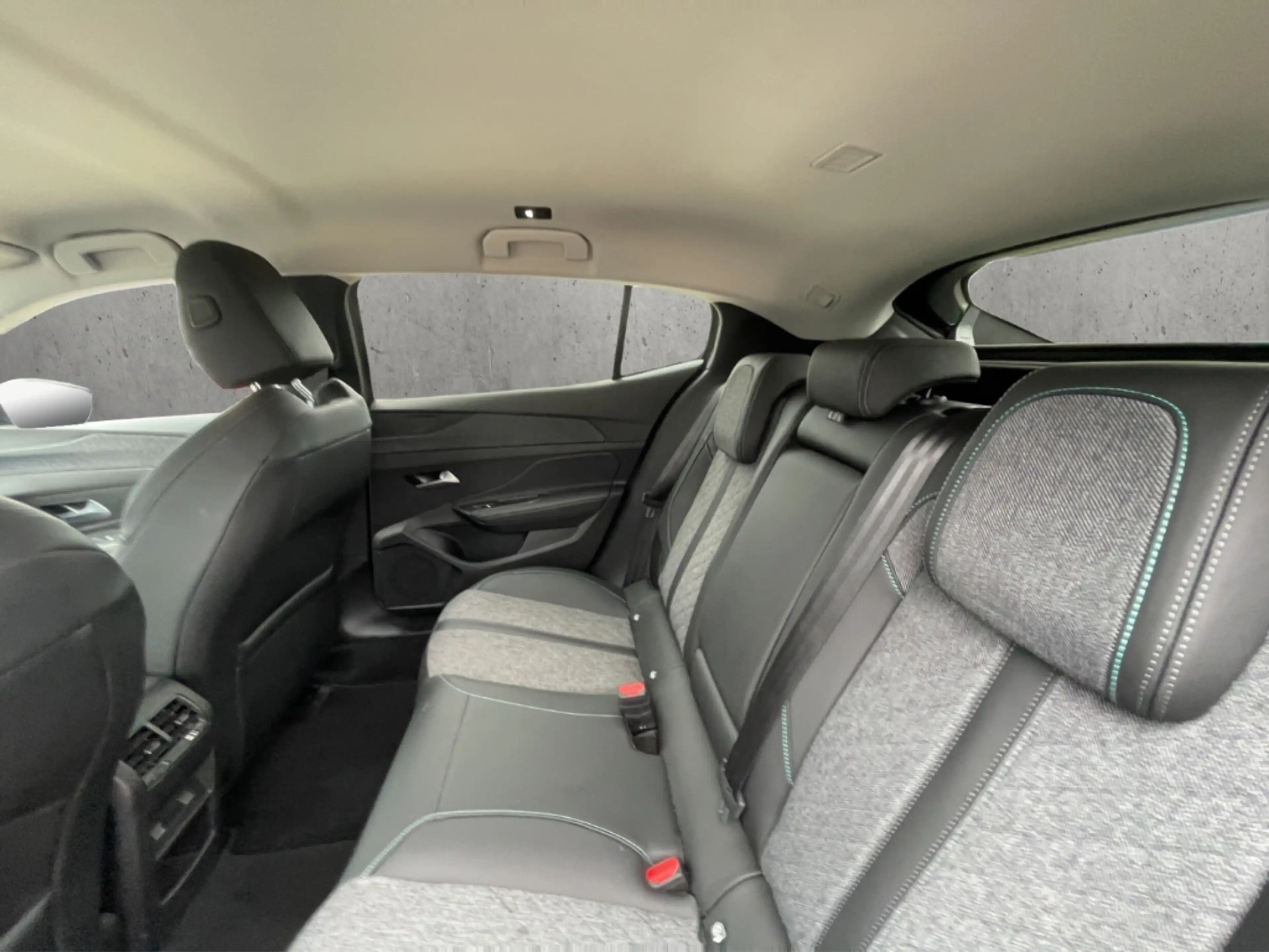Peugeot 408 Allure PT 130 EAT8 Kamera LED ACC CarPlay — photo 8