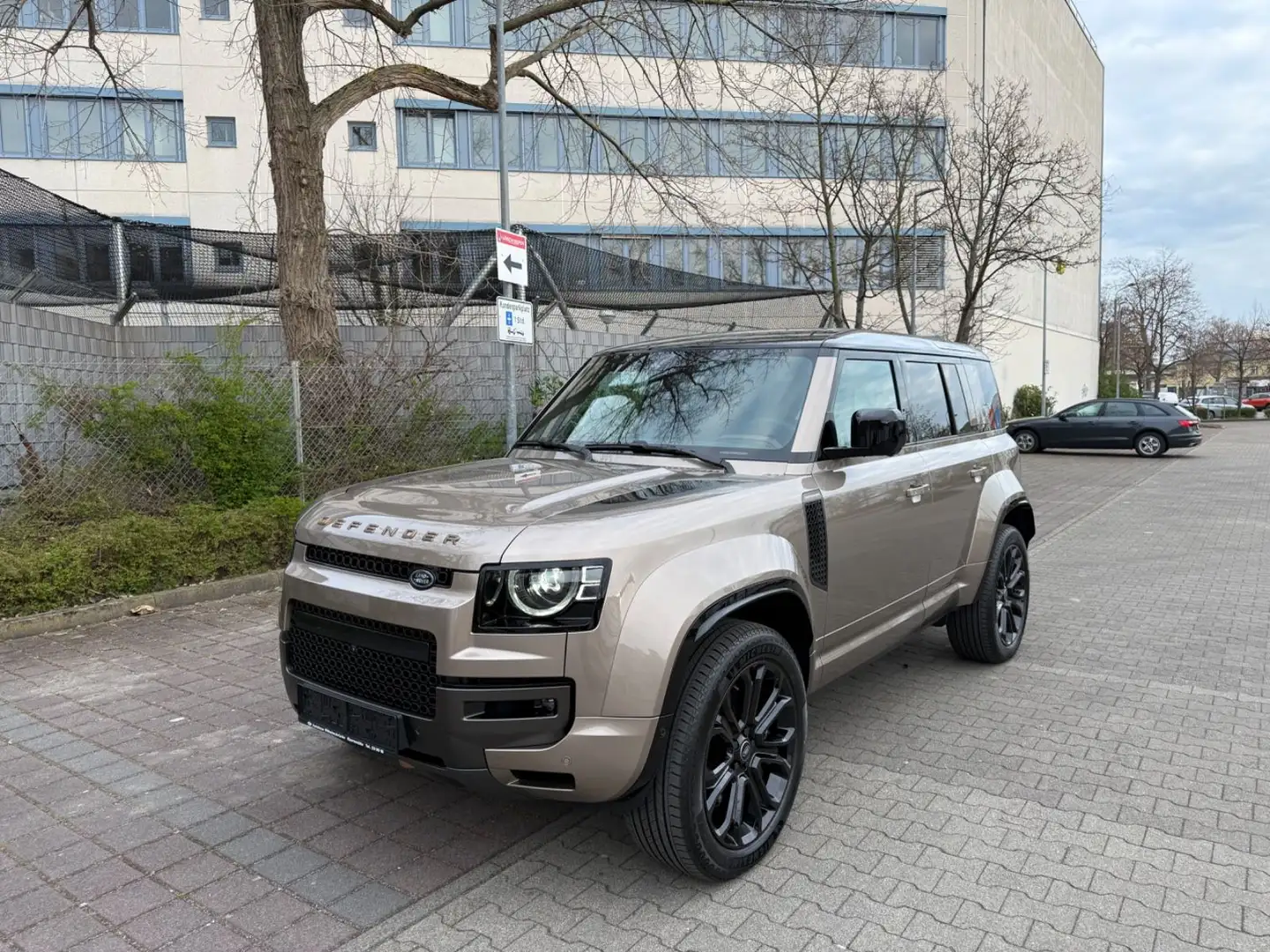 Land Rover Defender 4.4 P635 110 OCTA Petra Copper Brun - 1