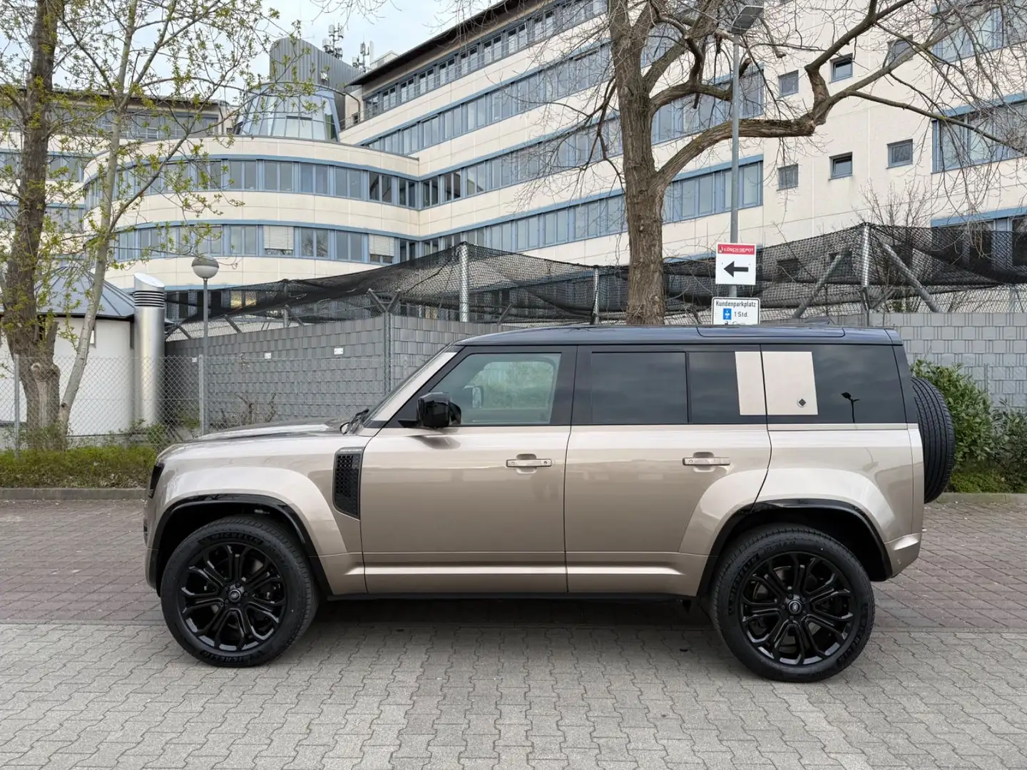 Land Rover Defender 4.4 P635 110 OCTA Petra Copper Brun - 1