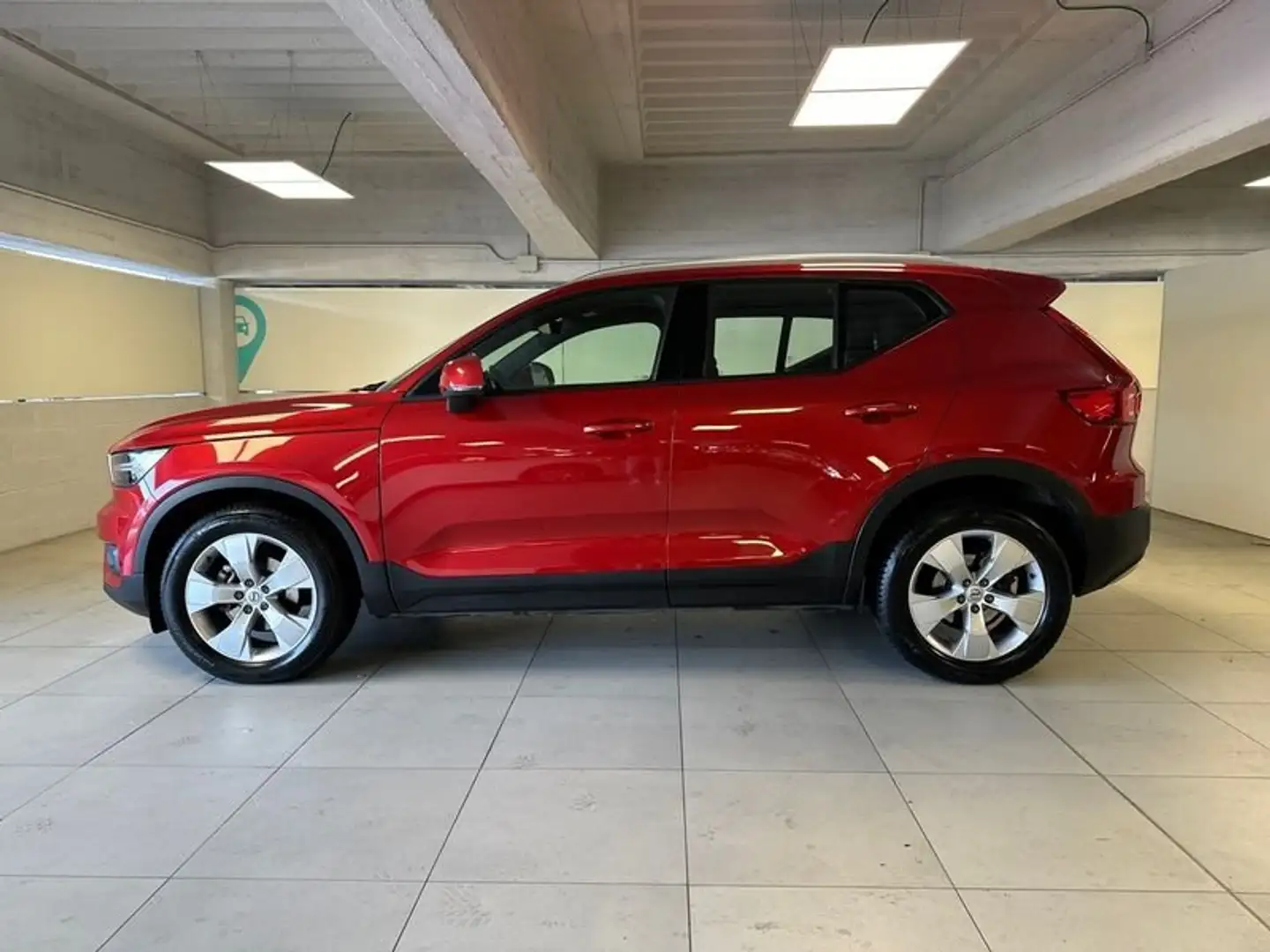 Volvo XC40 T3 Geartronic Momentum Rosso - 2