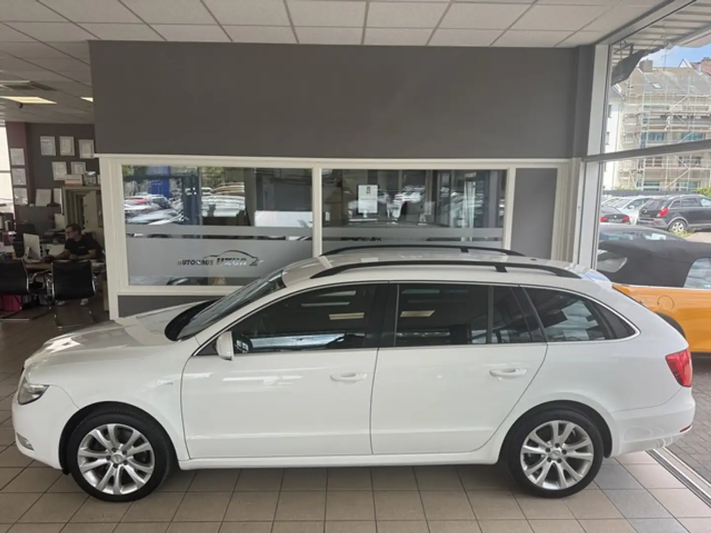 Skoda Superb TDI Combi Family DSG Xenon AHK Weiß - 1