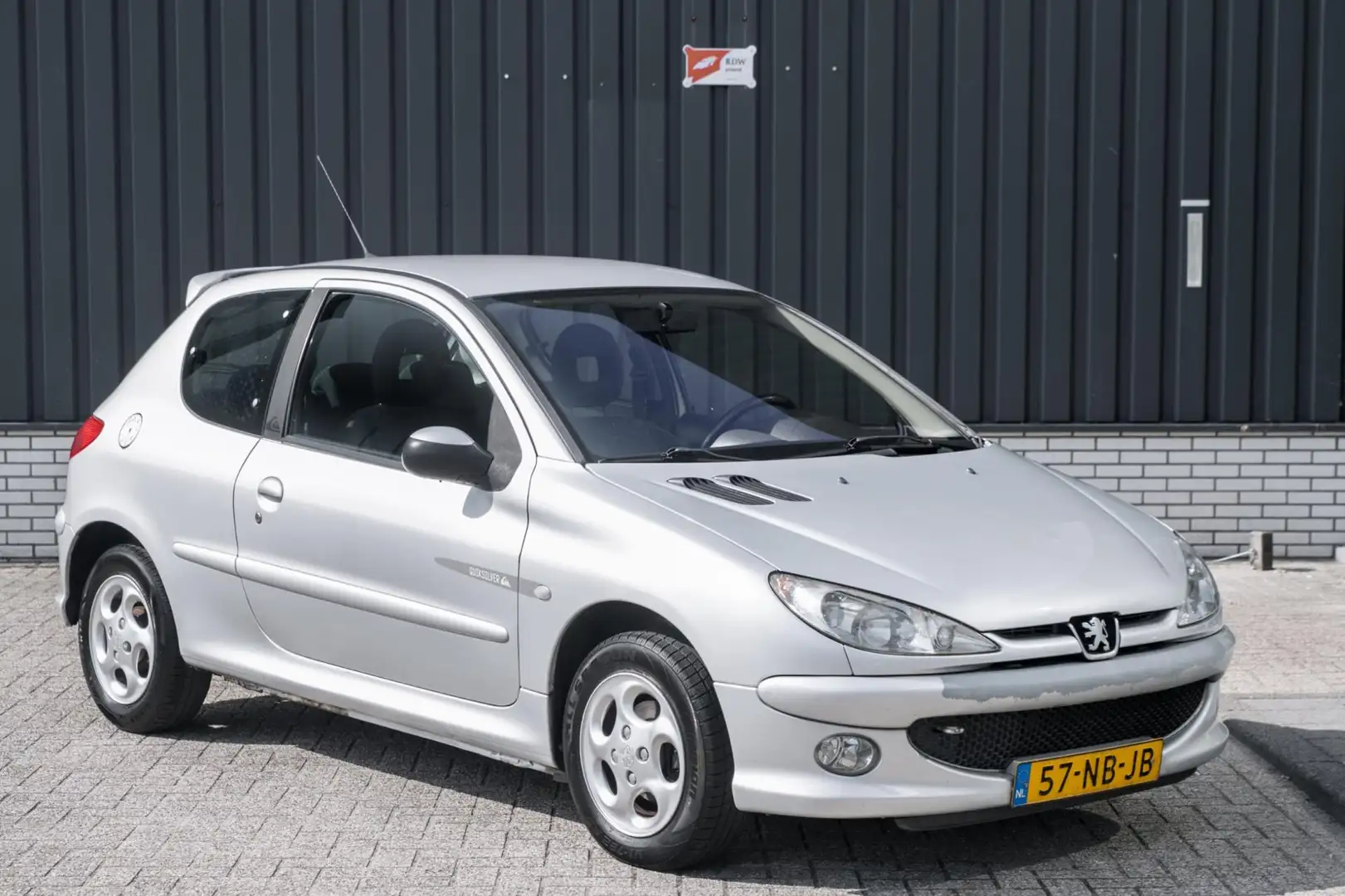 Peugeot 206 1.4 Quiksilver*Bluetooth*Climate Control* Grijs - 2