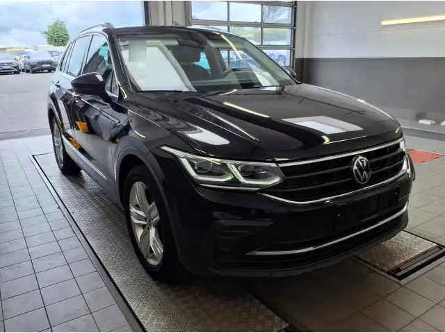 Volkswagen Tiguan view 2