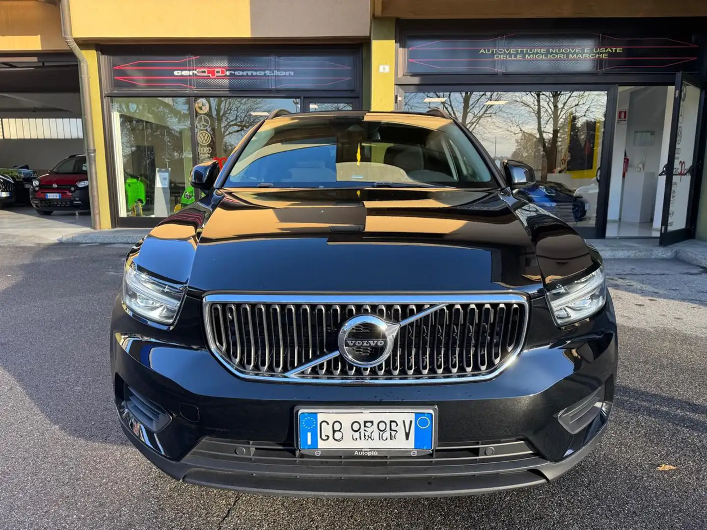 Volvo XC40 T2 Momentum Negro - 1