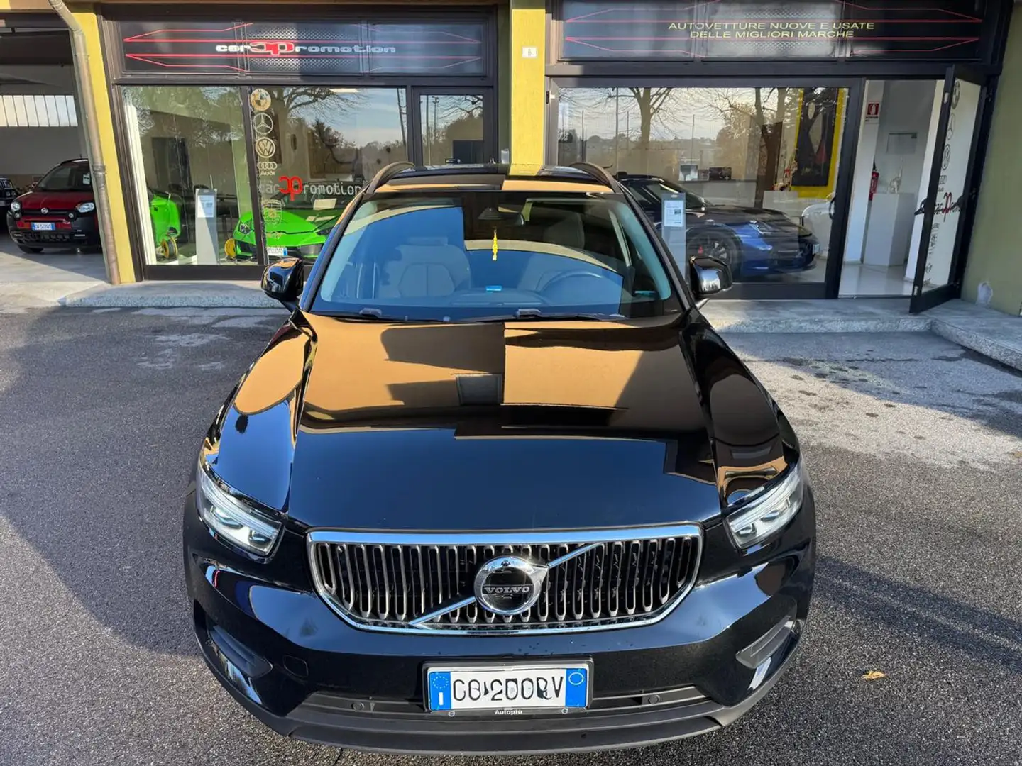 Volvo XC40 T2 Momentum Negro - 2