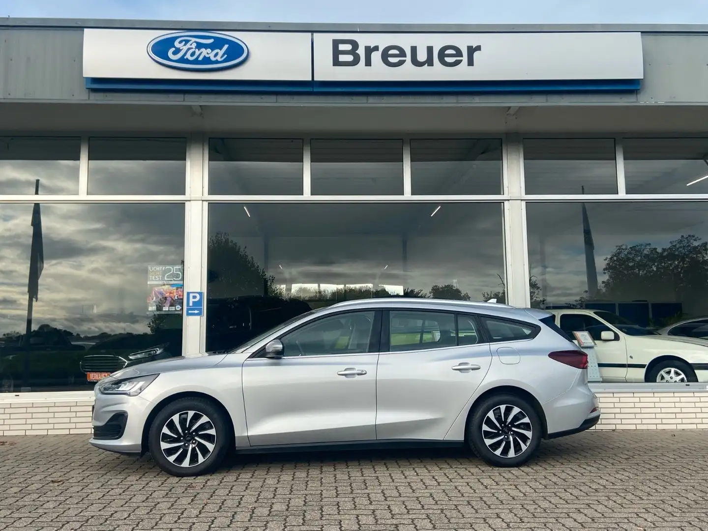 Ford Focus Turnier Titanium (Neues Modell) Navi Silber - 1