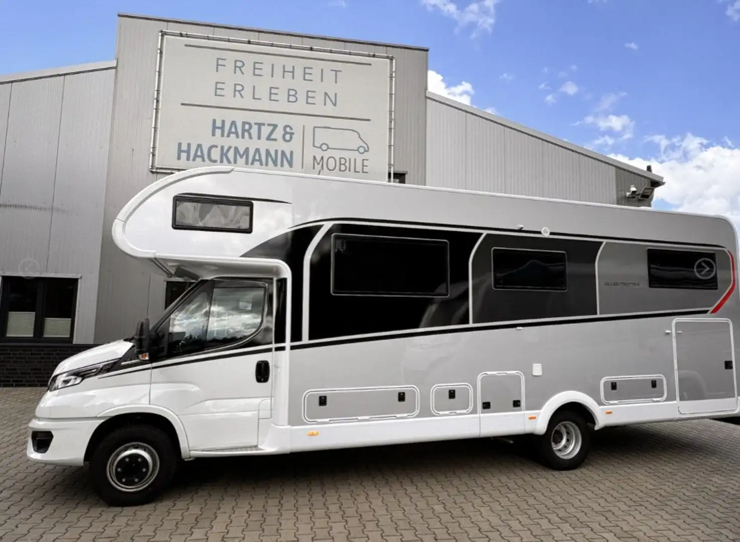 Dethleffs Globetrotter-XXL A 9000-2 EB "SOMMERAKTION" Silber - 1