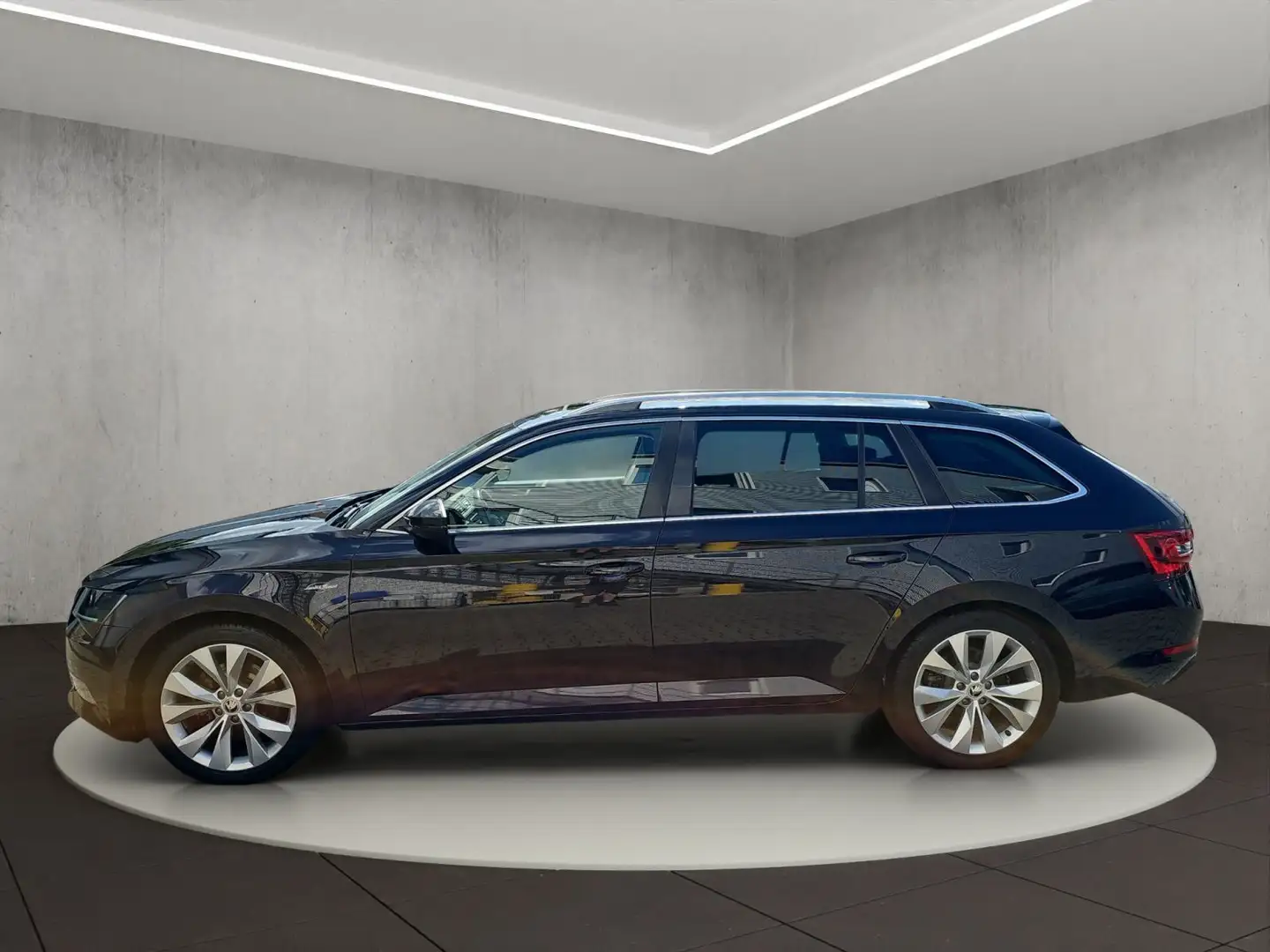 Skoda Superb Combi L&K 2.0 TDI SCR DSG Black - 2