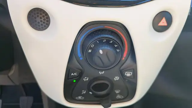 Peugeot 108 view 13