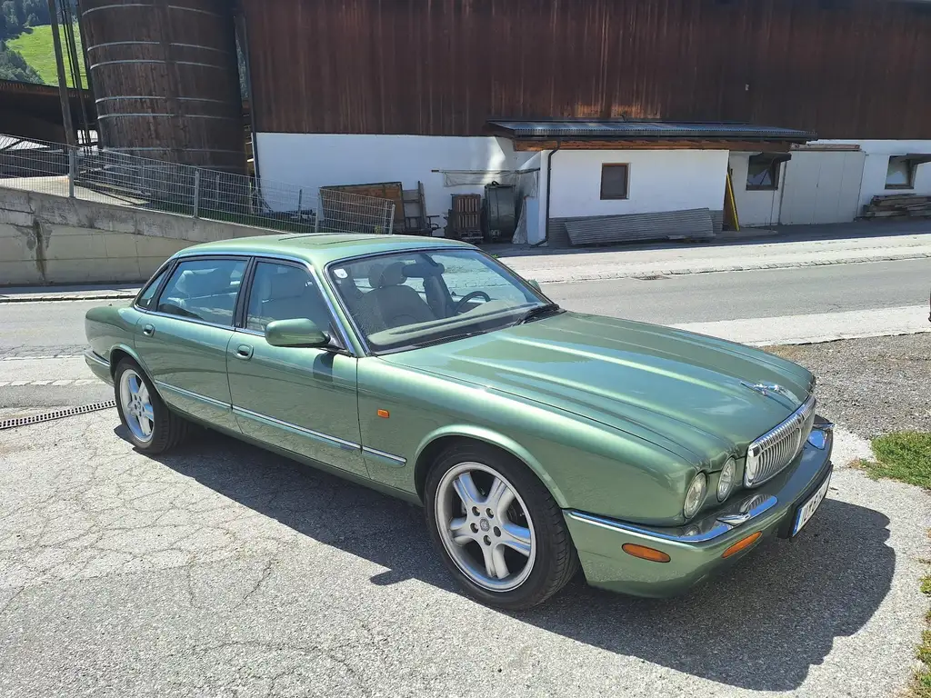 Jaguar Daimler 2001 из Европы — купить под ключ