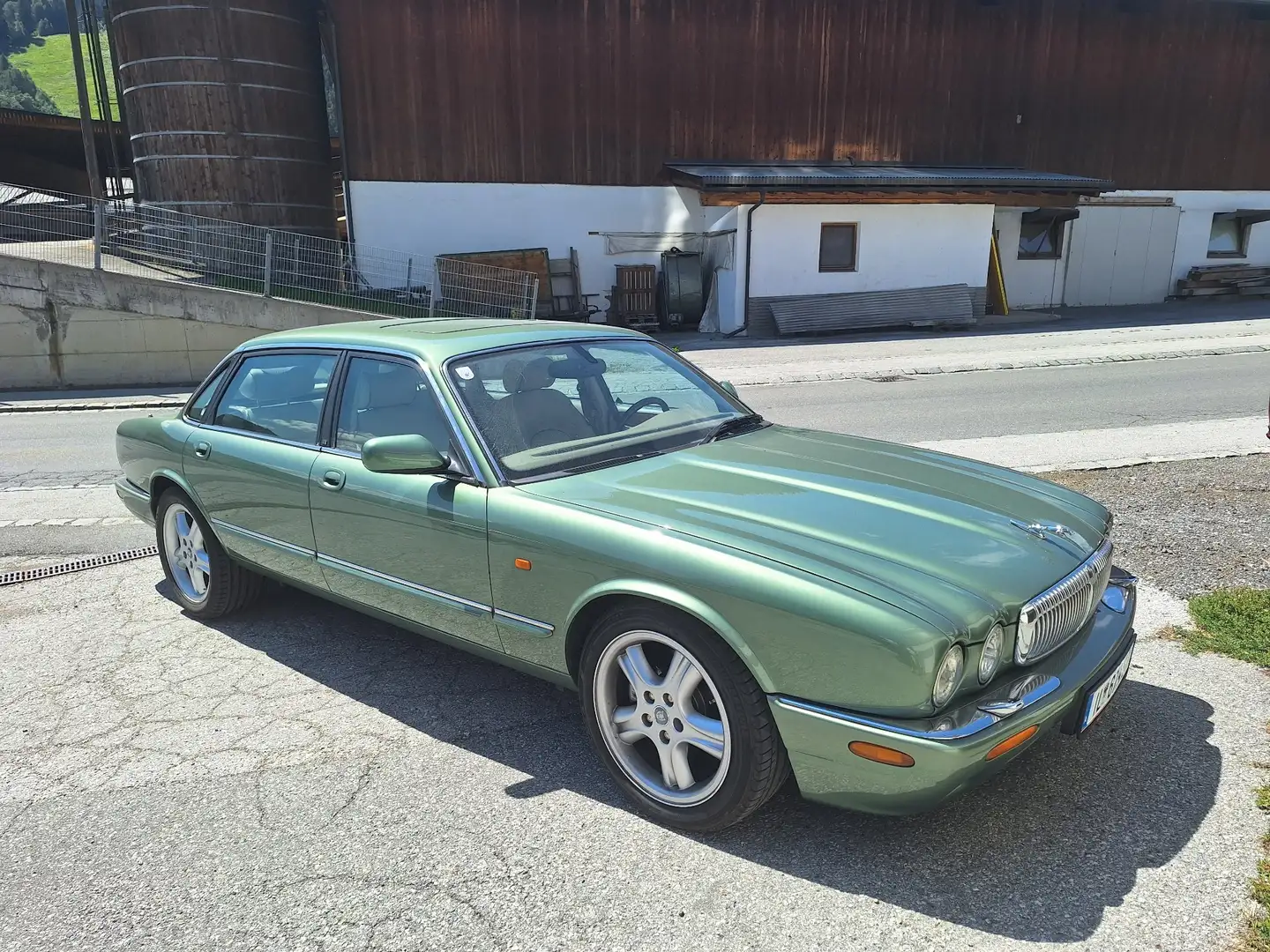 Jaguar Daimler Super V8 4,0 LWB - 1