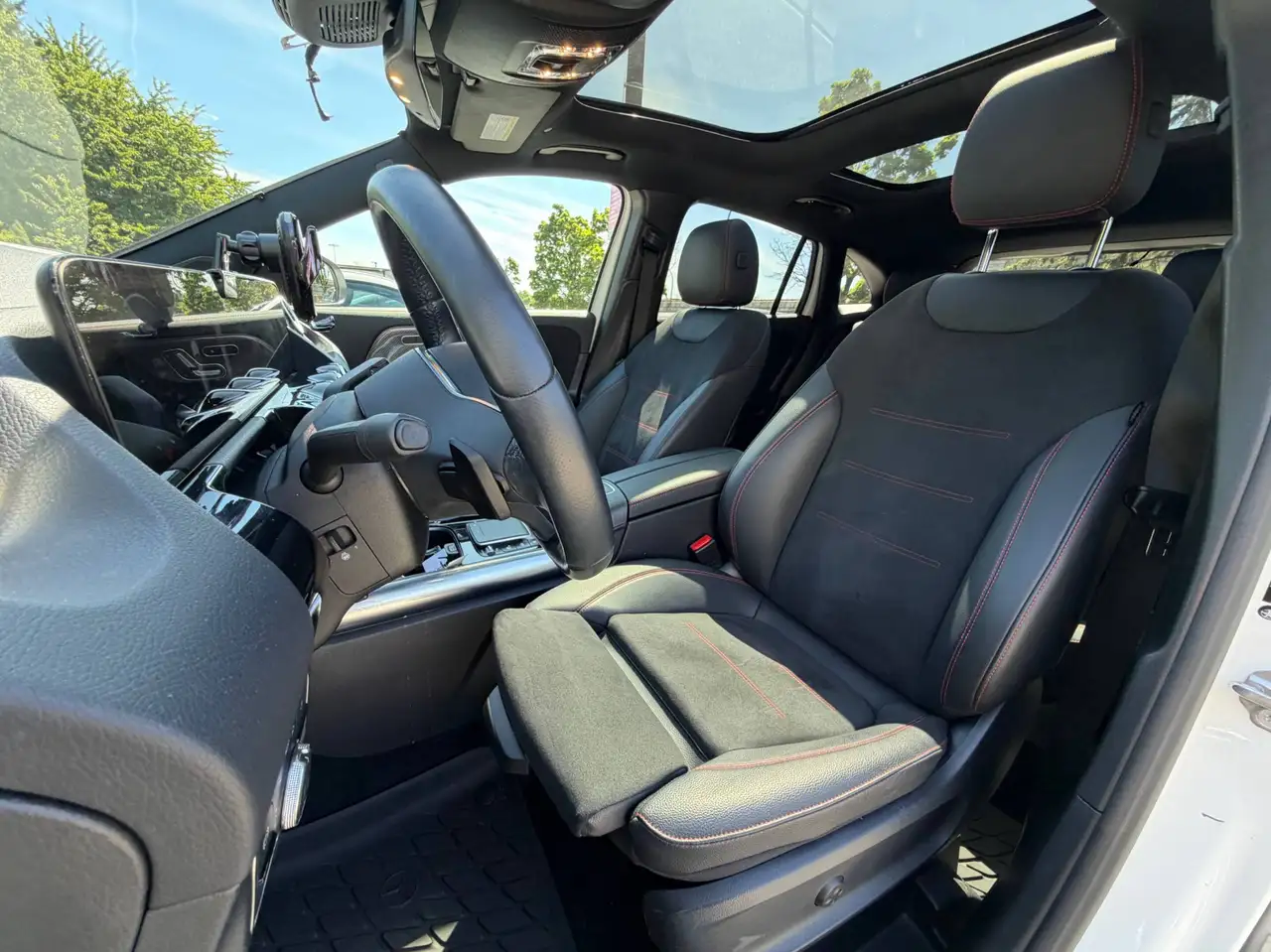 Mercedes-Benz GLA снимка Mercedes-Benz GLA