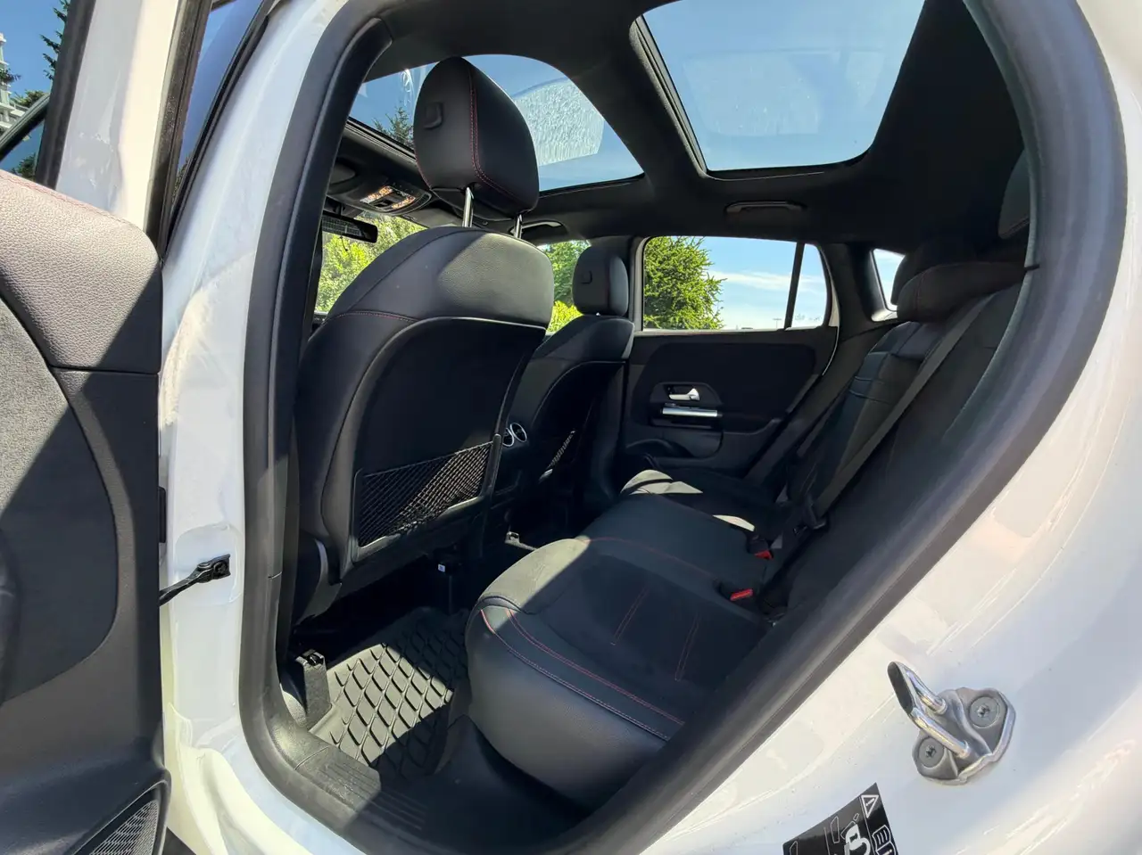 Mercedes-Benz GLA снимка Mercedes-Benz GLA