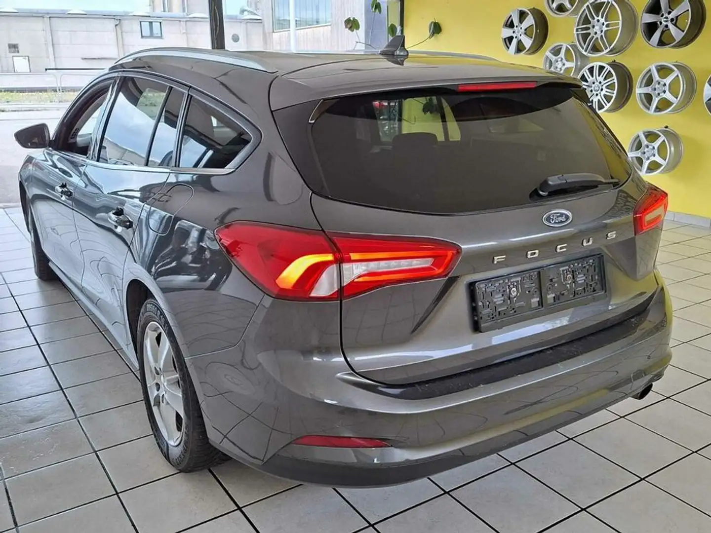 Ford Focus Titanium TOP ZUSTAND, LED, PDC, NAVI Grau - 2