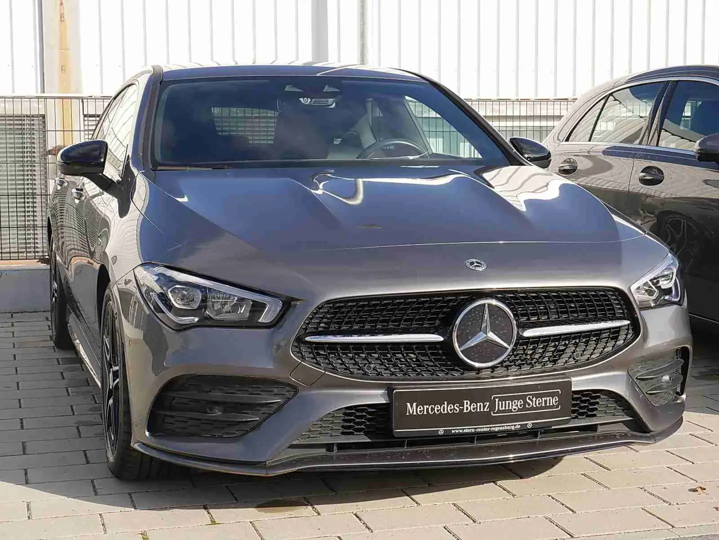 Mercedes-Benz CLA 180 +AMG+Night-Paket+Ambiente Grau - 2