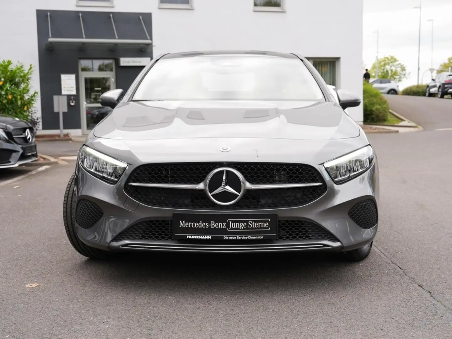 Mercedes-Benz A 250 e Limousine Progressive NP 51.878 Panorama Grau - 2