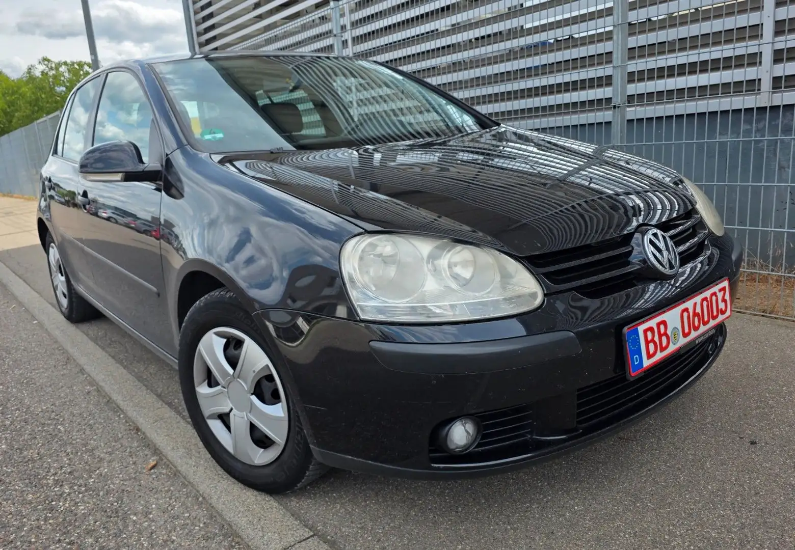 Volkswagen Golf V 1.6/TÜV NEU/AHK/KLIMA/102PS/SHZ - 1