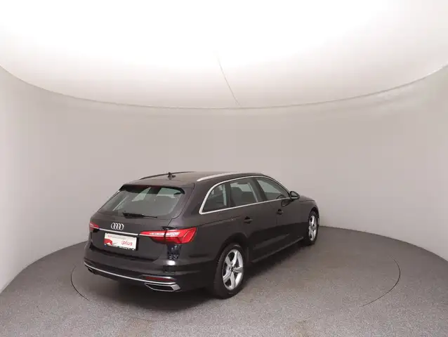 Audi A4 view 4