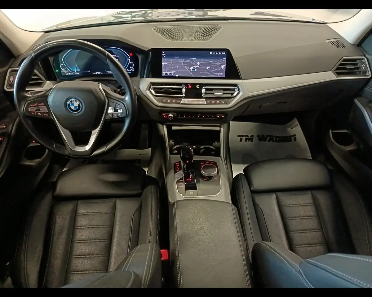 2022 BMW 320 e Touring, photograph 9