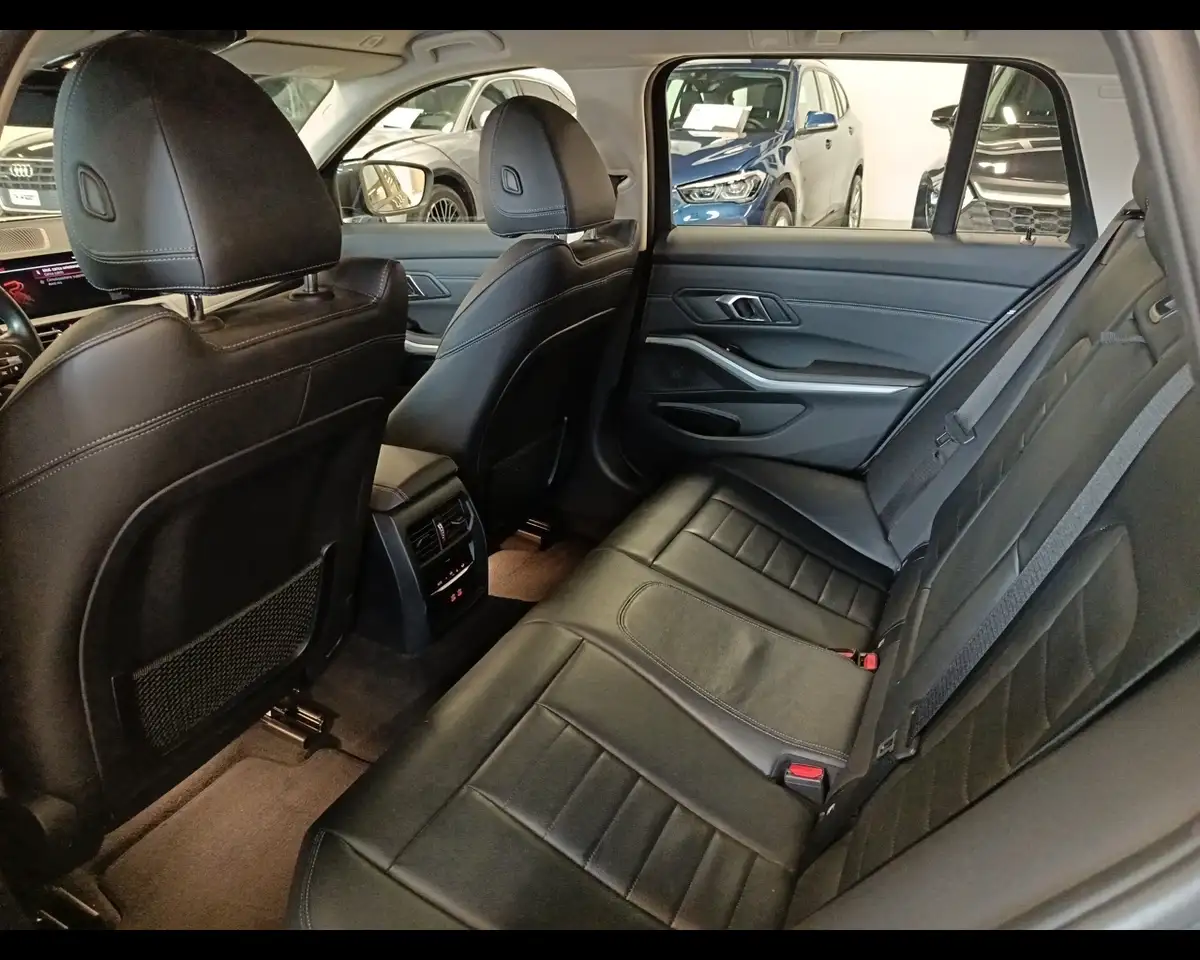 2022 BMW 320 e Touring, photograph 12