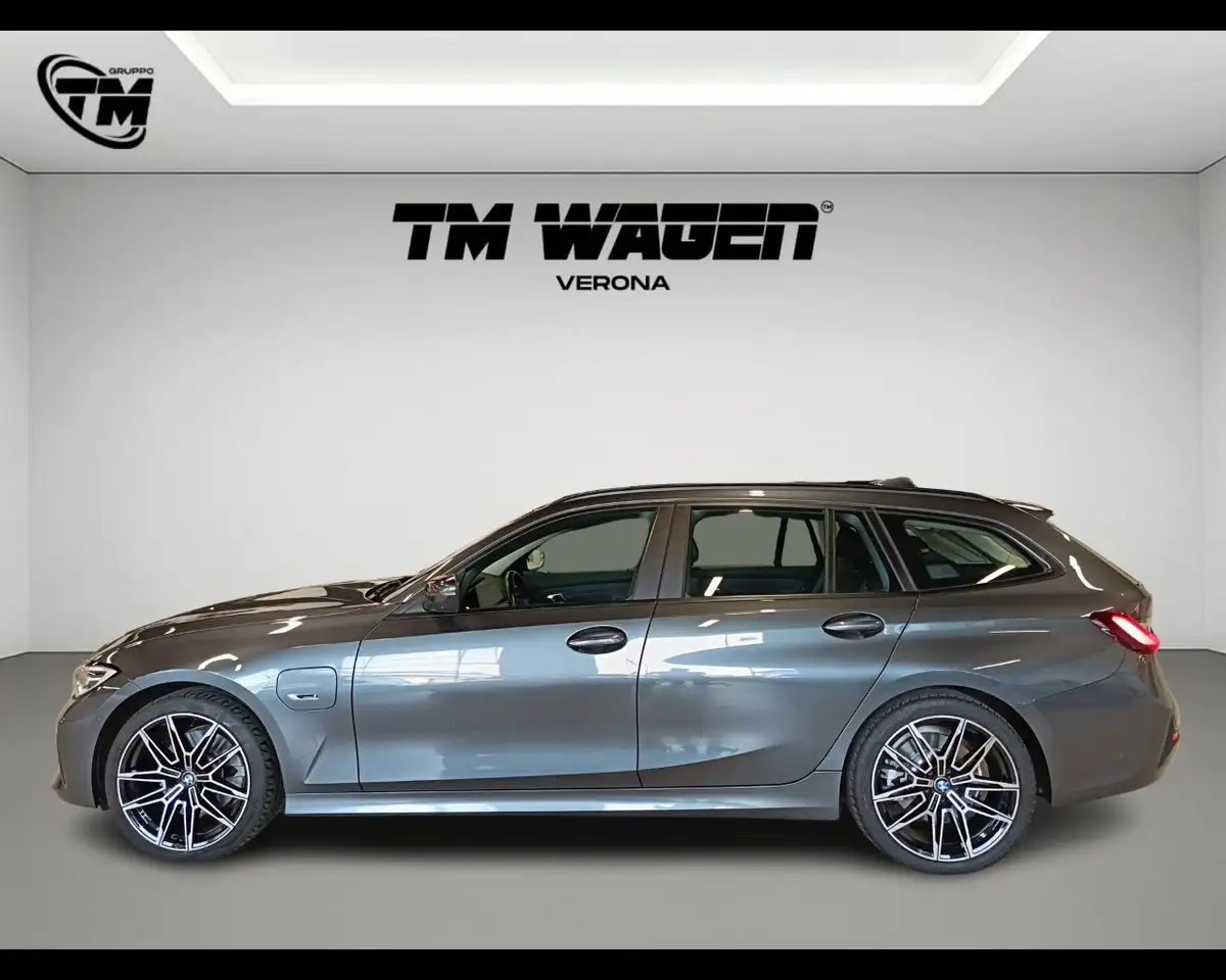 2022 BMW 320 e Touring, photograph 2