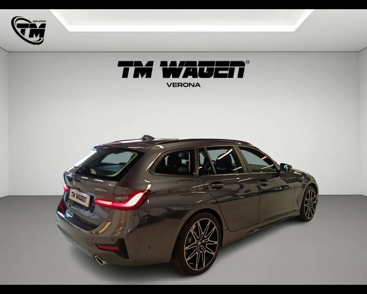 2022 BMW 320 e Touring, photograph 5