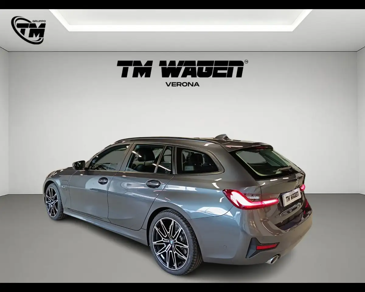 2022 BMW 320 e Touring, photograph 4