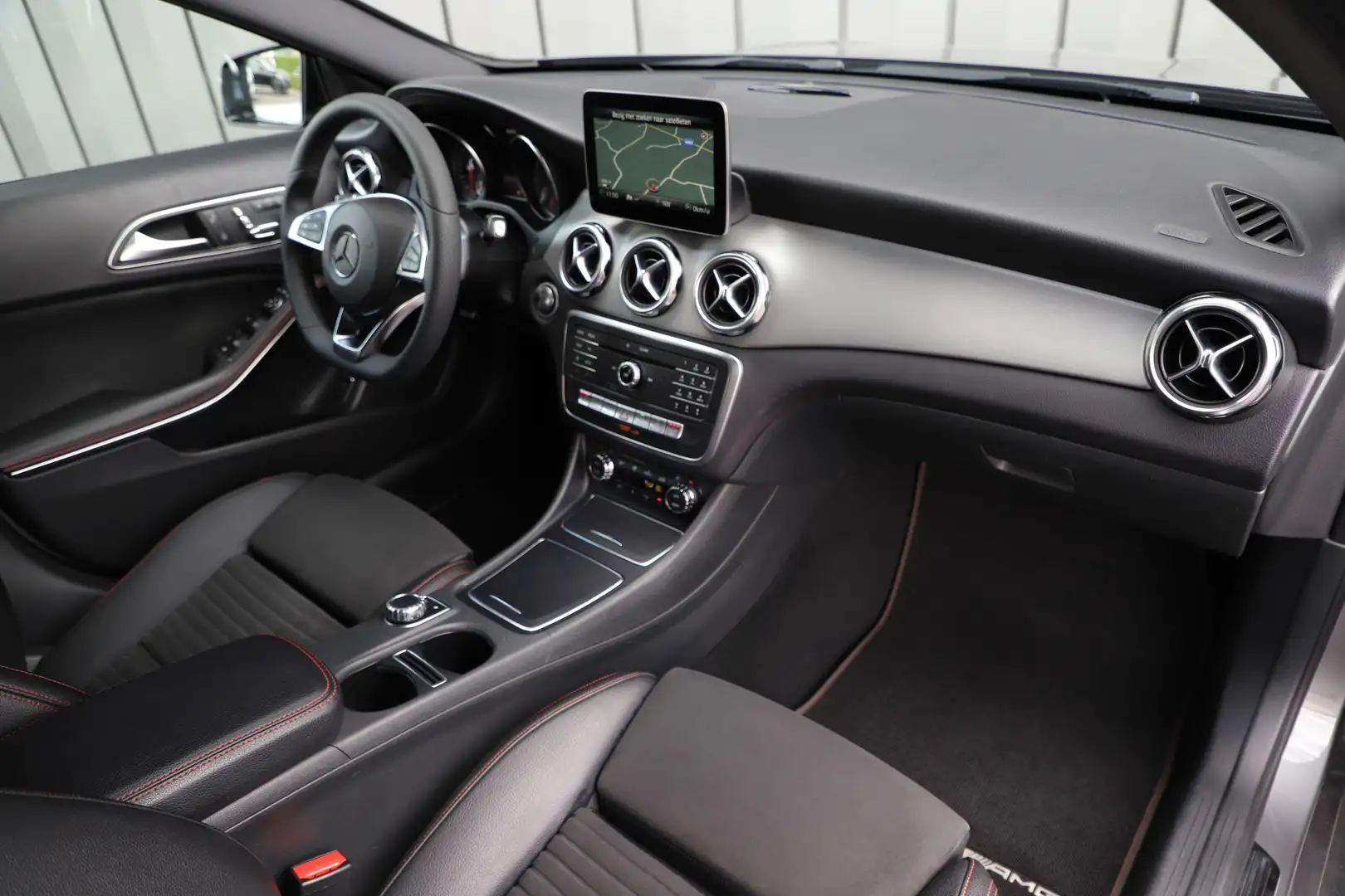 Mercedes-Benz GLA 180 AMG Aut7 | 122PK | Keyles-go | Memory | Led | Stoe Grijs - 2