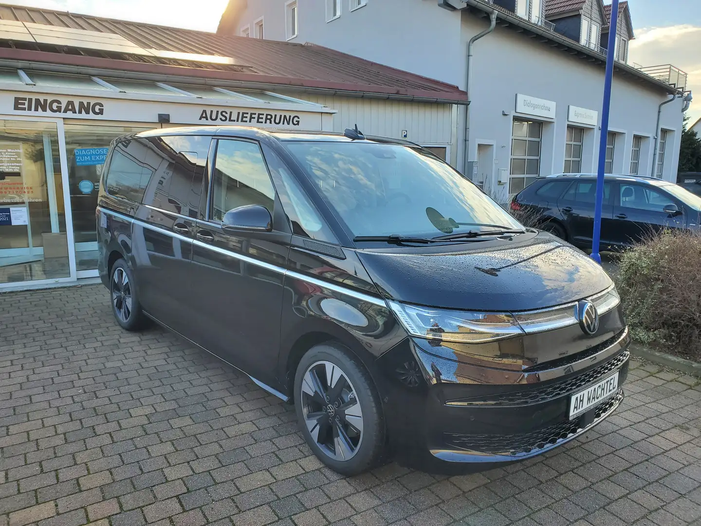 Volkswagen T7 Multivan Style lang TDI Panorama Navi AGR AHZV EasyOpen Schwarz - 2