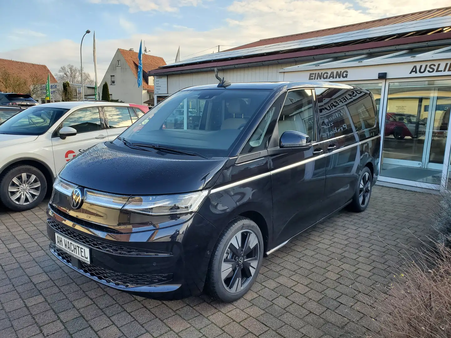 Volkswagen T7 Multivan Style lang TDI Panorama Navi AGR AHZV EasyOpen Schwarz - 1