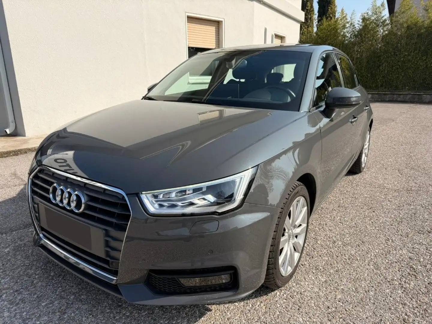 Audi A1 SPB 1.4 TDI Admired Grau - 1