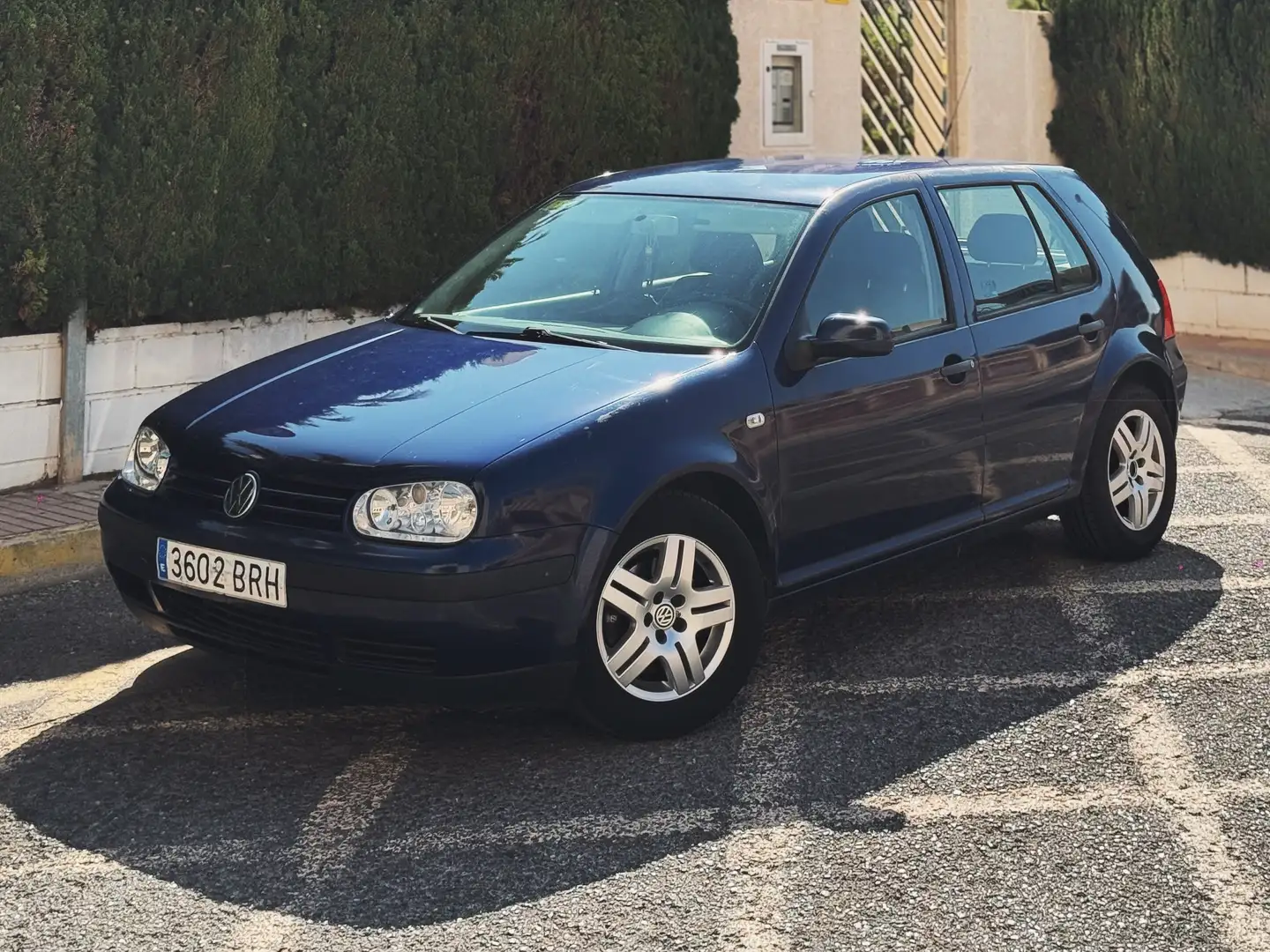 Volkswagen Golf - 1